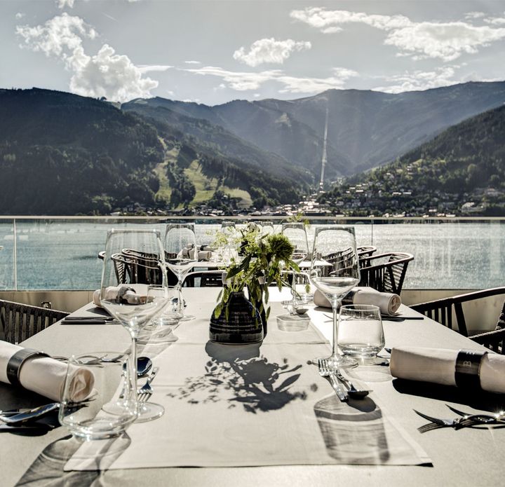Restaurantterrasse "SEE LA VIE" mit atemberaubender Aussicht auf den Zeller See und die Alpen